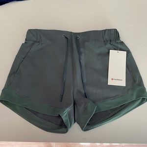 Lululemon - Sunsetting Short - Size 6 - Juniper